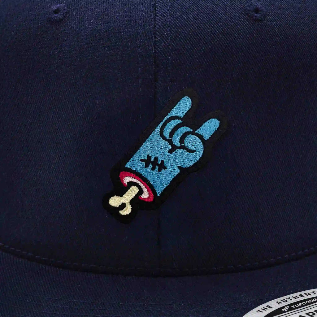 Casquette Flexfit bleue navy snapback avec écusson brodé représentant une main zombie bleue en signe rock, modèle streetwear personnalisable avec velcro et écussons interchangeables.
