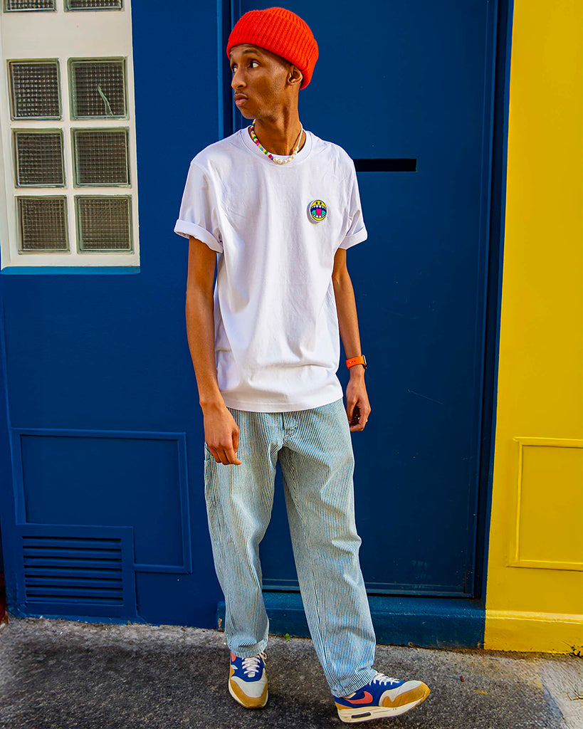 Photo artistique généré d’un t-shirt blanc avec écusson smiley.