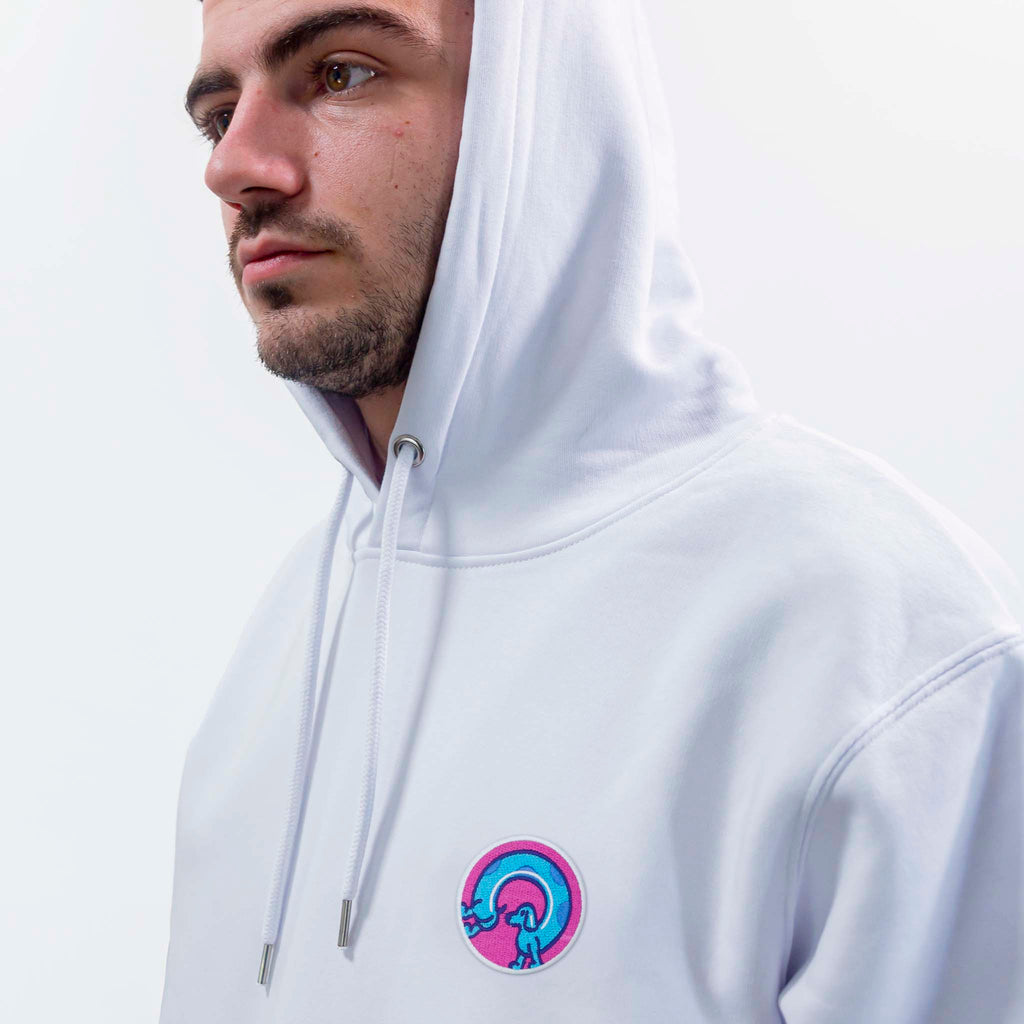 Sweat à capuche blanc orné d’un écusson thermocollant chien saucisse en rose et bleu, porté par un homme.