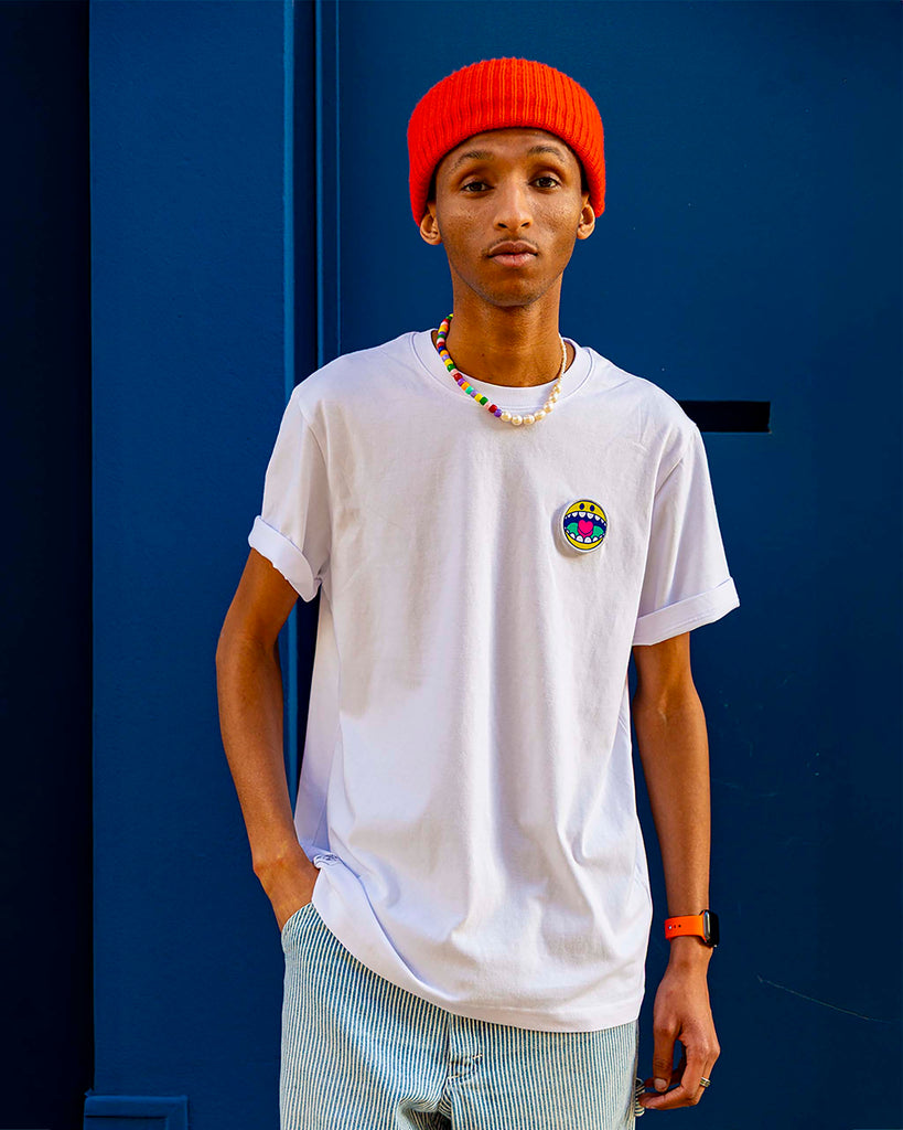 photo d’un t-shirt blanc avec écusson smiley