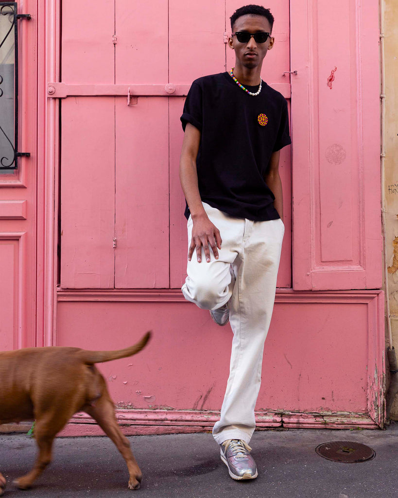 portrait d'un homme avecun  t-shirt noir avec écusson léopard circulaire – motif graphique moderne
