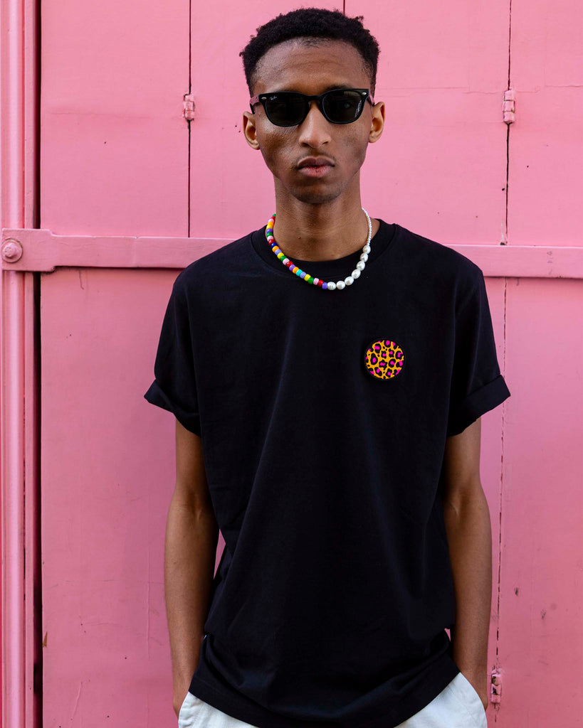 T-shirt noir avec écusson léopard circulaire  porté par un homme – style streetwear