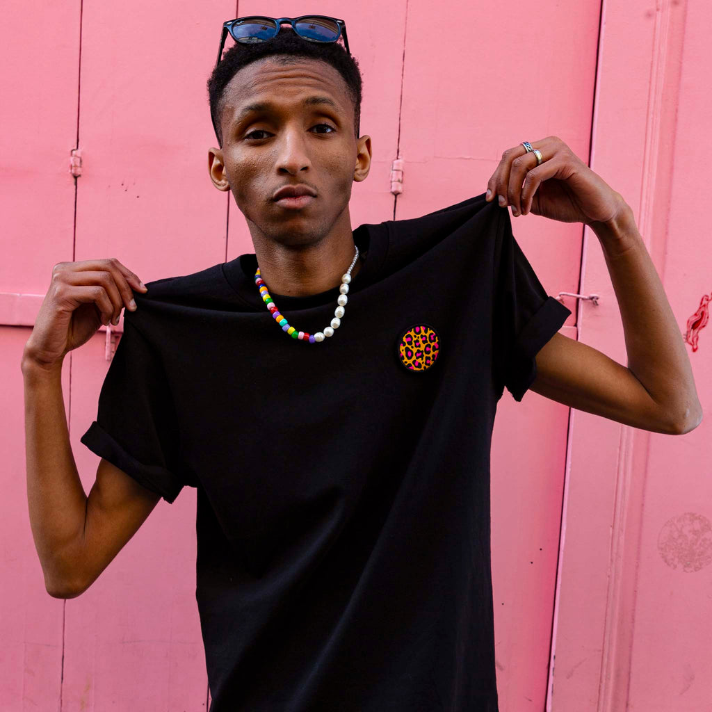 Look urbain en t-shirt noir avec écusson léopard de forme circulaire – style tendance