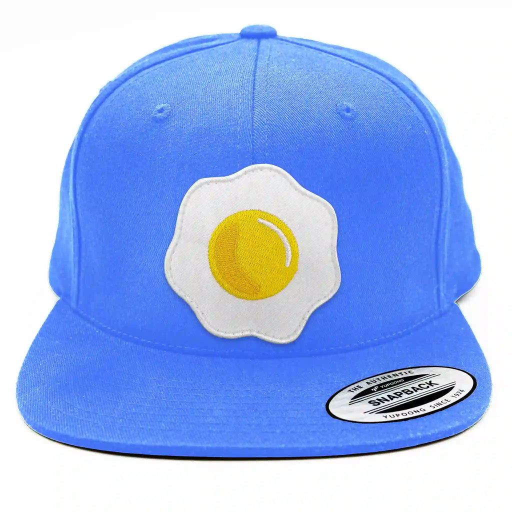  Casquette bleu clair avec écusson thermocollant en forme d’œuf au plat.