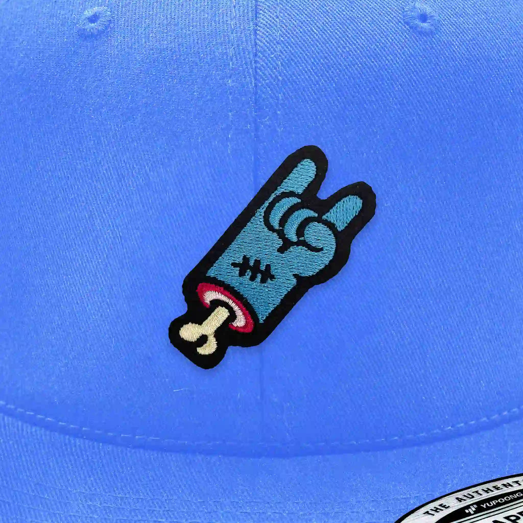 Casquette bleu clair avec écusson thermocollant main bleue signe rock.