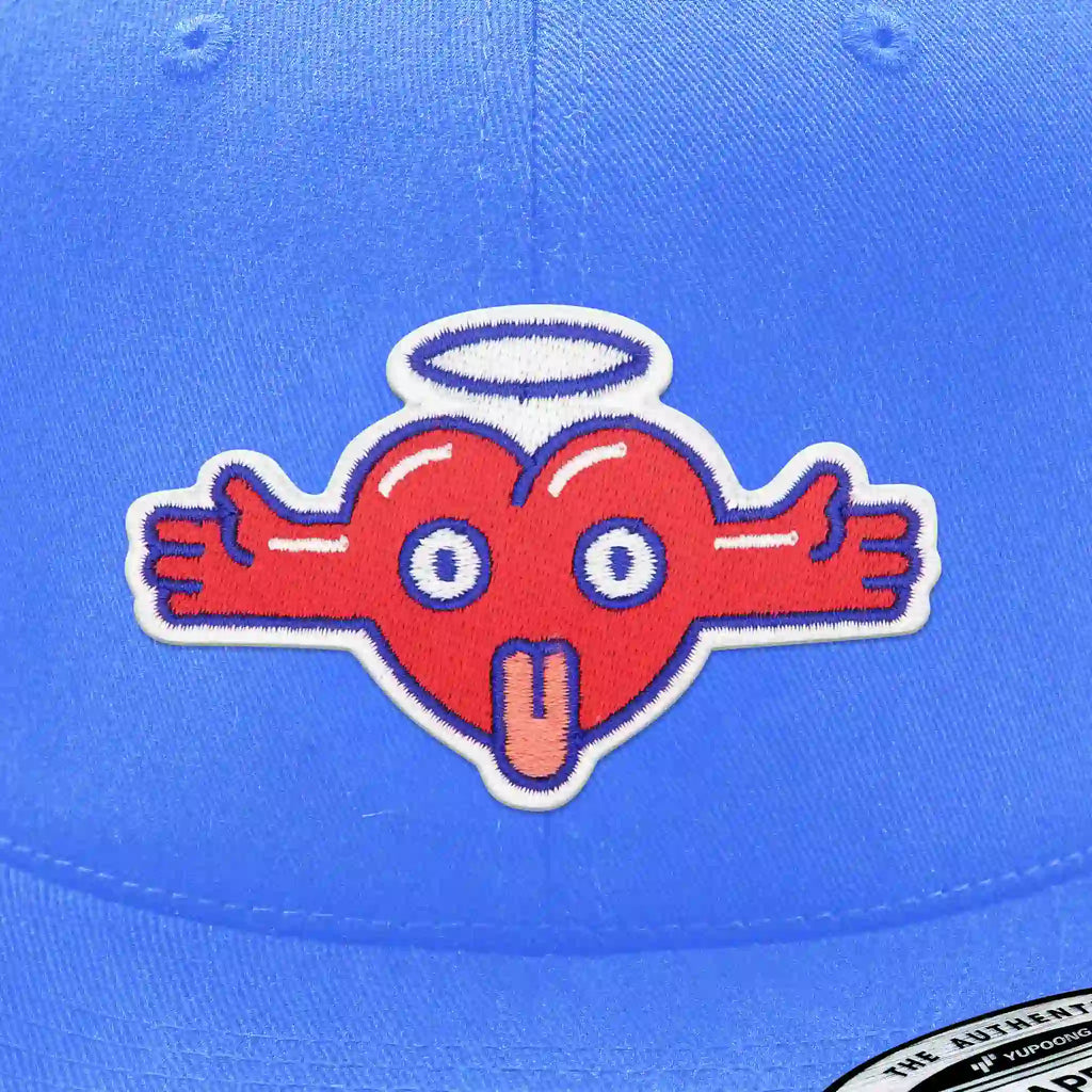 Casquette bleu clair avec écusson thermocollant en forme de cœur rouge avec yeux et bras, style cartoon Love Symbol.