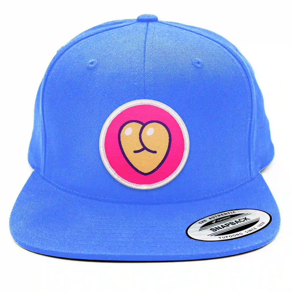 Casquette Flexfit bleu clair avec écusson velcro cœur rose stylisé, snapback tendance et personnalisable.