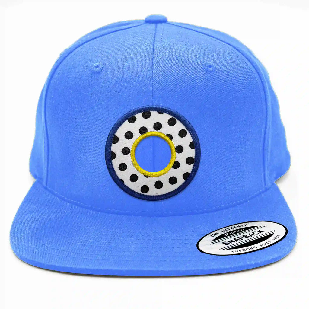Casquette Flexfit bleu clair avec écusson thermocollant style Memphis à pois noirs et cercle jaune, snapback originale.