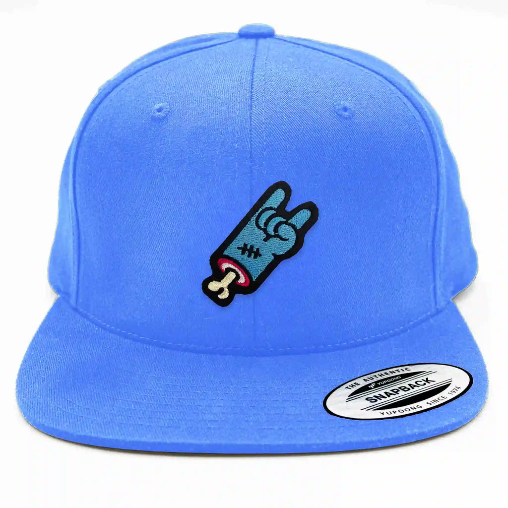 Casquette Flexfit bleu clair avec écusson main rock’n’roll bleu brodé, snapback interchangeable moderne.