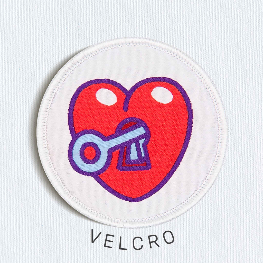 Écusson cœur rouge avec serrure et clé bleu, design coloré, patche scratch thermocollant original pour customiser vêtements