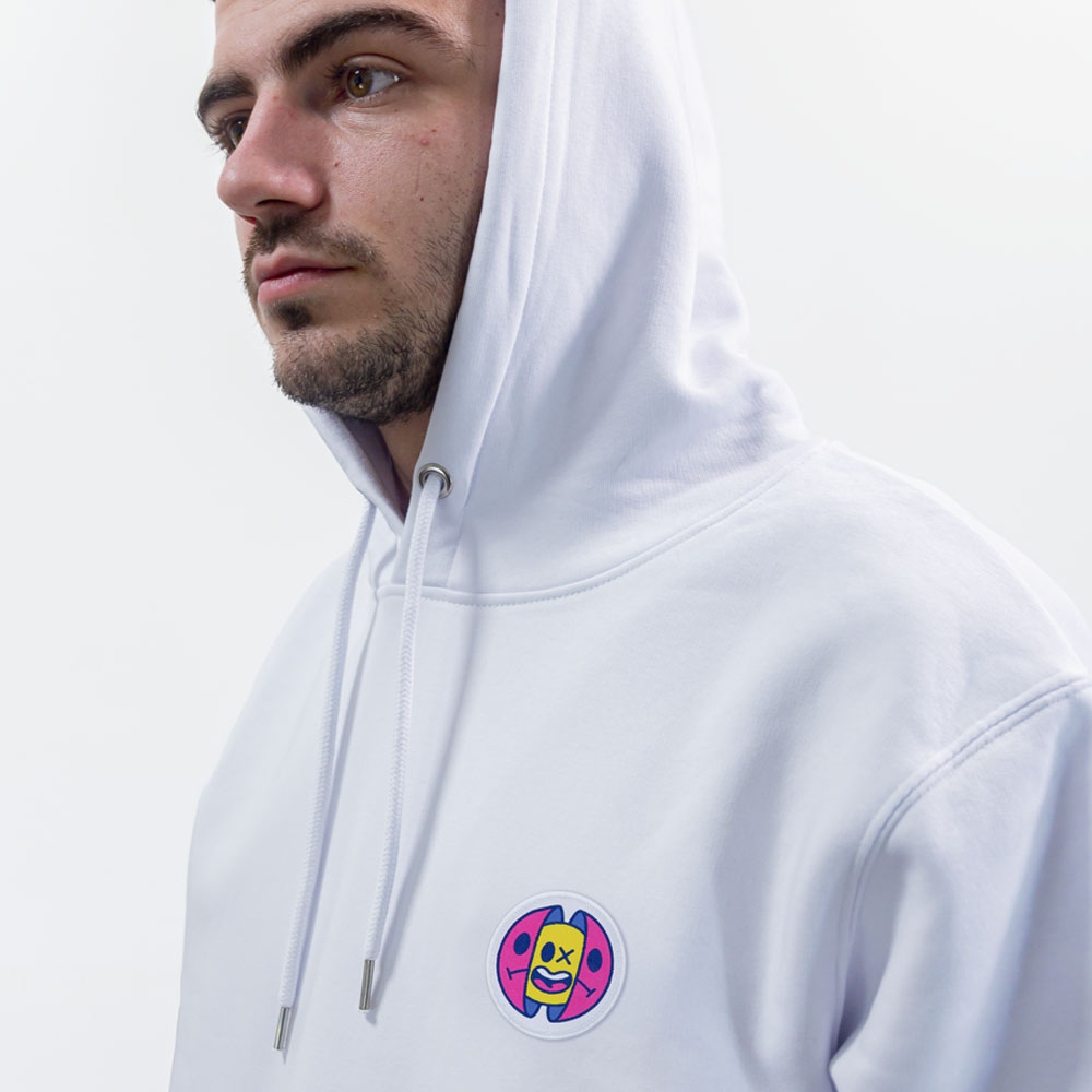 Homme portant un super sweatshirt en coton bio avec un écusson sourire positionné sur le cœur