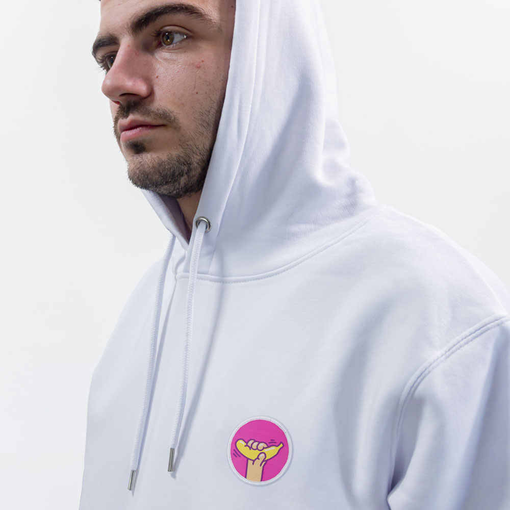 Homme portant un super sweatshirt en coton bio avec un écusson banane positionné sur le cœur