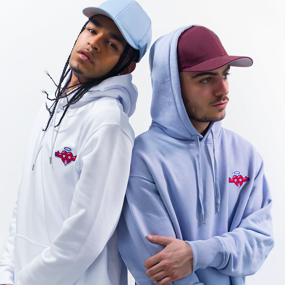 Deux hommes portant des super sweatshirt en coton bio avec un écusson love symbol