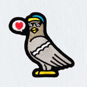 Écusson thermocollant pigeon qui porte une casquette et des lunettes de soleil ! Il exprime son amour du monde dans une bulle de bande dessiné ou il y a un cœur rouge