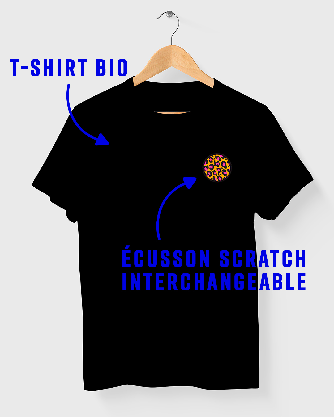 Le t-shirt idéal comporte une zone scratch positionnée sur le cœur, ce qui permet de mettre un de nos écussons scratch. Chaque écusson de notre collection transmet un message différent, mais toujours dans un esprit humoristique et convivial. Nos t-shirts sont en coton biologique, avec une coupe légèrement ample pour un style contemporain et décontracté ! écusson velcro